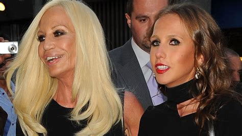 Donatella Versace ha una figlia di nome Allegra.